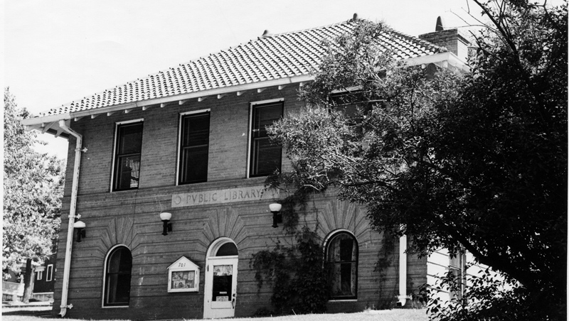 Black and white photo of Manitou Springs Library