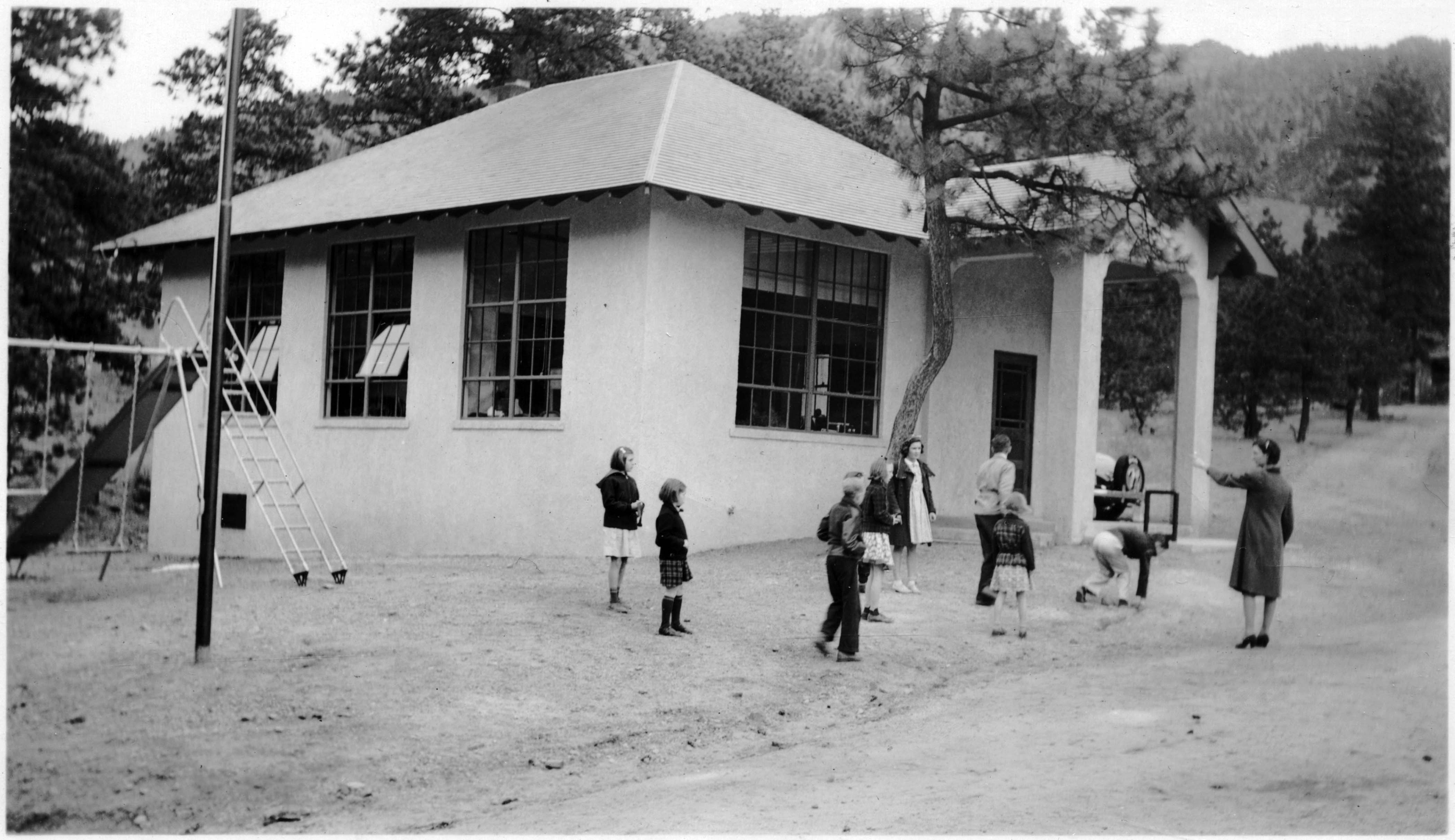 Old black and white photo of Ute Pass Library